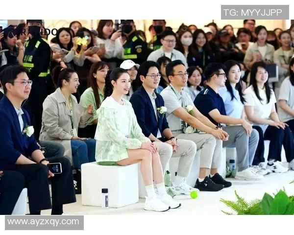 女足球星潮流前卫亮相露脐装展现运动与时尚完美融合 女足球星潮流前卫亮相露脐装展现运动与时尚完美融合